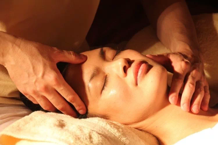 Femme asiatique recevant un massage