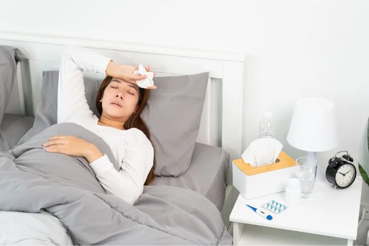 Une femme malade allongé dans son lit