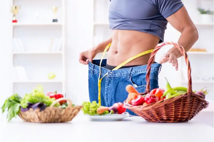 Un homme mesure sa taille après avoir maigri