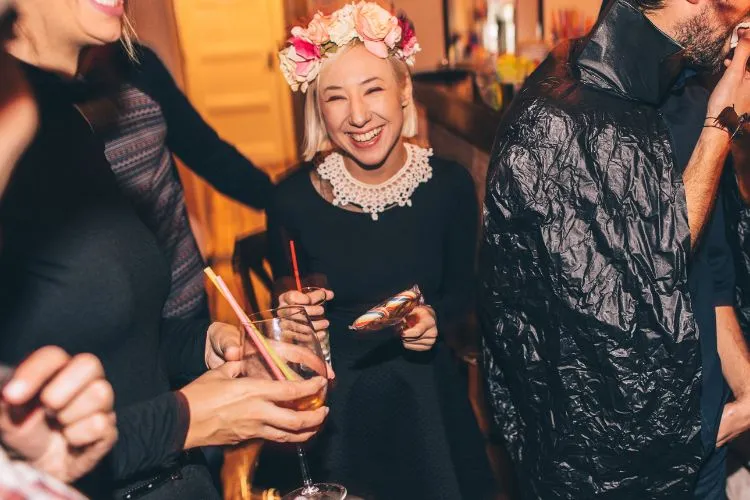 Tenue chic choc avec couronne de fleurs