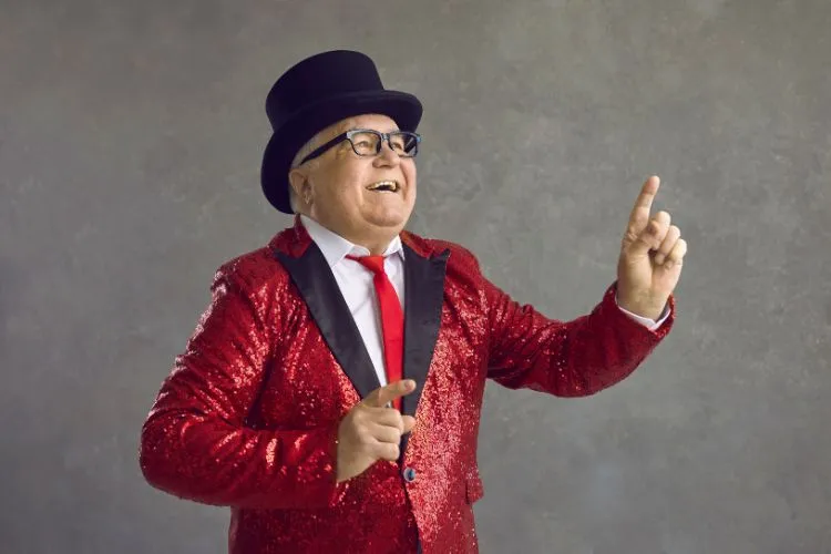Tenue chic et choc avec costard rouge