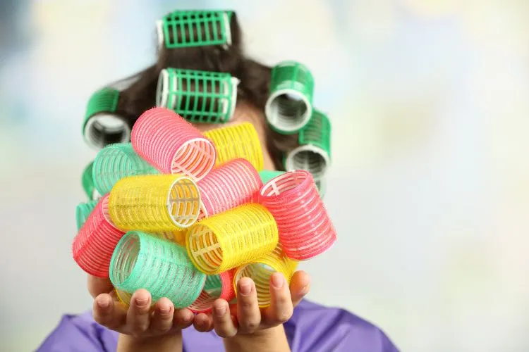 Bigoudis colorés pour pouvoir boucler des cheveux lisses
