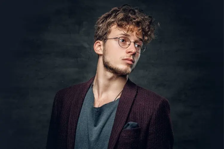 Coupe d'homme aux cheveux bouclés