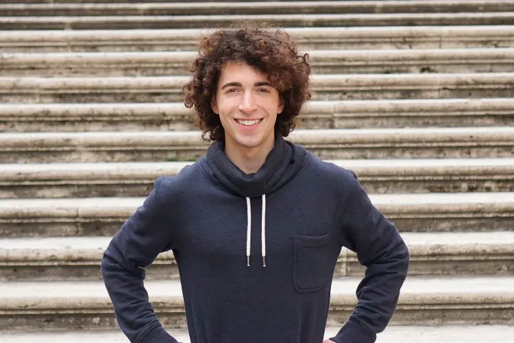 Un homme aux cheveux frisés