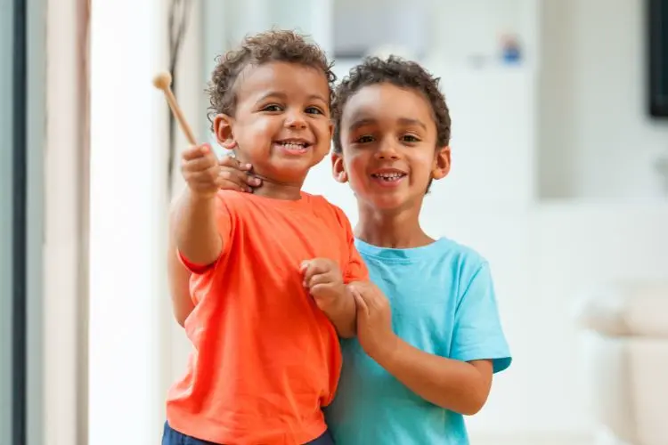 Deux petits garçons joyeux