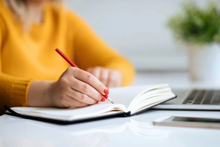 Une personne qui fait le bilan de sa vie sur papier