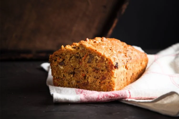 Un cake sorti du four à la carotte et à la cannelle.