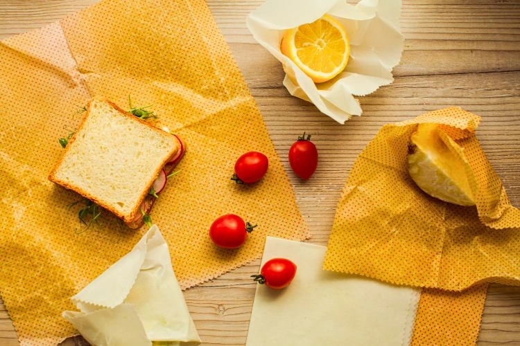 Bee wrap utilisé pour couvrir quelques aliments