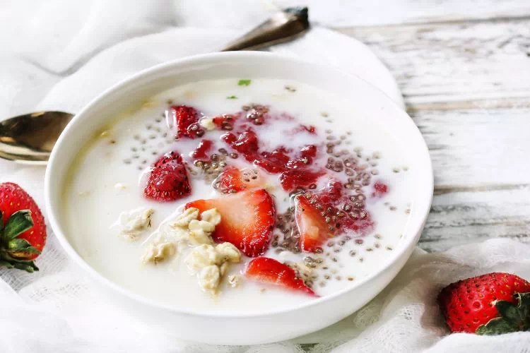 Porridge aux graines de chia et avec des fruits rouges