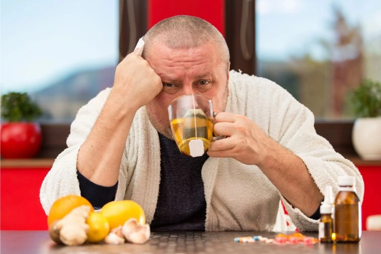 Homme buvant une boisson chaude