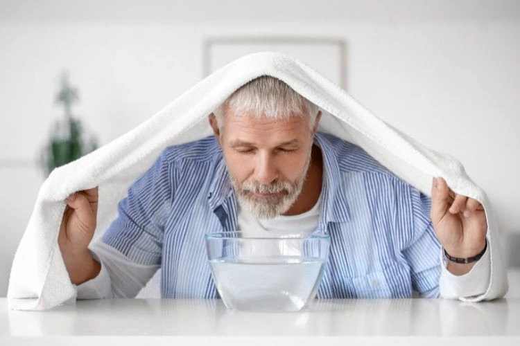 Homme en train d'inhaler de la vapeur