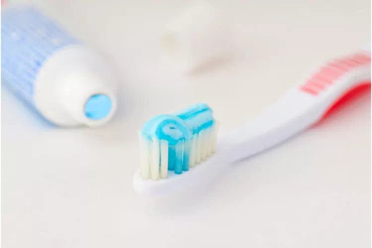 Dentifrice sur brosse