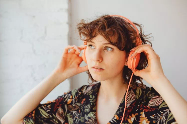 Femme avec des écouteurs